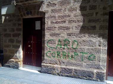 Aparece la pintada "Caro corrupto" en la casa hermandad de la Sagrada Cena