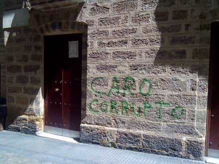 Aparece la pintada "Caro corrupto" en la casa hermandad de la Sagrada Cena