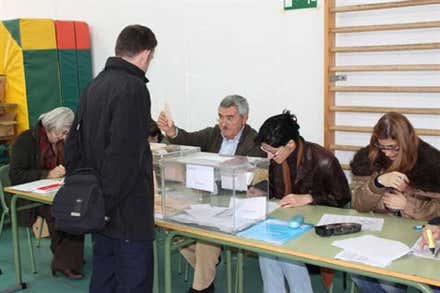 Trabajar no libra a una gaditana de la mesa electoral: "Al parecer, el fútbol es más importante"