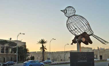 Denuncia “abuso policial” al ser detenido por leer la inscripción del pájaro jaula