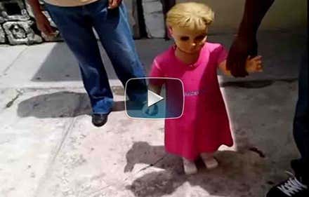 La increíble muñeca que camina sola conmociona internet