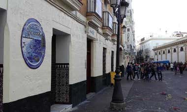 Un joven fallecido y decenas de intoxicados en un bar de los alrededores de La Plaza