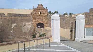 Detenido en Cádiz tras agredir a una pareja de turistas junto al Castillo de Santa Catalina