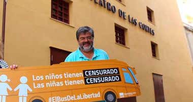 Hazte Oír informa del pin parental a los padres  a las puertas de un colegio de Cádiz