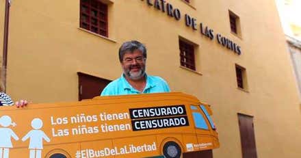 Hazte Oír informa del pin parental a los padres  a las puertas de un colegio de Cádiz