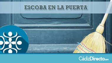 Escoba en la Puerta