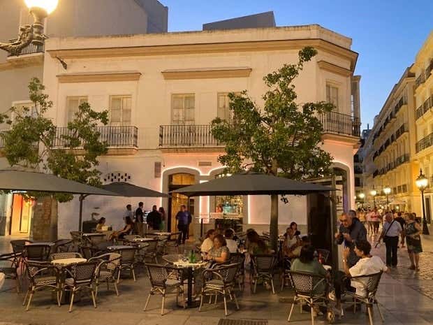 Inauguración de la 'Maison Dorée' en la plaza de San Juan de Dios de Cádiz