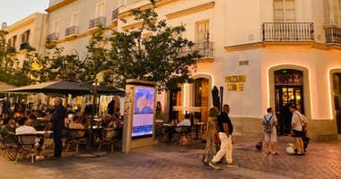 Inauguración de la 'Maison Dorée' en la plaza de San Juan de Dios de Cádiz