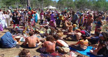 "Familia Arcoíris": Comuna, anti leyes y profecías