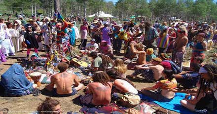 "Familia Arcoíris": Comuna, anti leyes y profecías