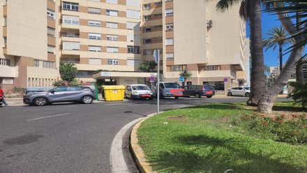 Un policía local de Cádiz multa a una familia que paró en carga y descarga para cambiar el pañal de su bebé