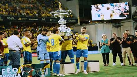 Jugadores del Cádiz CF levantan el Trofeo Carranza de la edición 69.