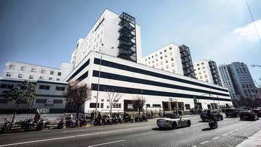 Vista de la fachada, en blanco y azul, del Hospital Puerta del Mar en Cádiz.