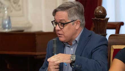 El portavoz del Grupo Municipal Socialista en el Ayuntamiento de Cádiz, Óscar Torres, en un Pleno municipal.