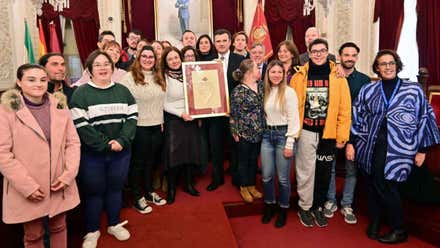 Miembros de la asociación EQUA junto a representantes municipales en el Salón de Plenos del Ayuntamiento.