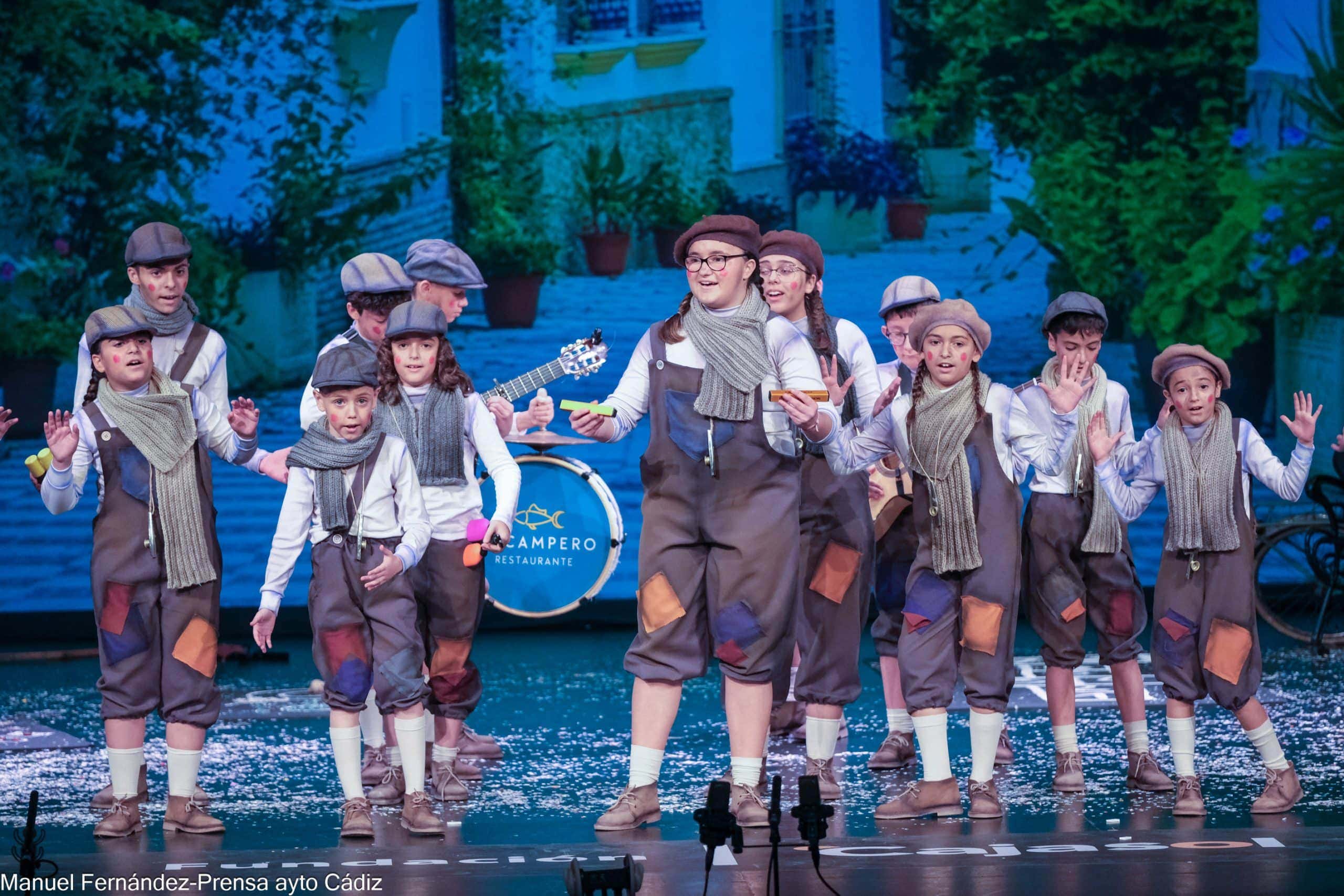 Comparsa infantil en el Gran Teatro Falla en 2024