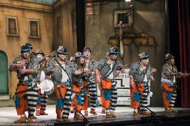 La chirigota 'La callejera invisible' en el Gran Teatro Falla