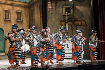 La chirigota 'La callejera invisible' en el Gran Teatro Falla