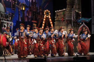 La comparsa 'Y seguimos cantando' en el Gran Teatro Falla