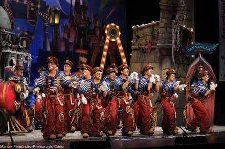 La comparsa 'Y seguimos cantando' en el Gran Teatro Falla