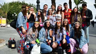 Jóvenes disfrazados de hippies en el Carnaval de Cádiz.