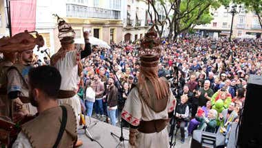Numeroso público asiste a una actuación en el tablao del Mentidero durante el primer fin de semana de Carnaval.