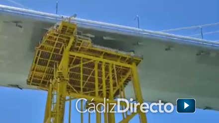 El vídeo de la maniobra milimétrica del paso de una estructura de 64 metros bajo el puente de 'La Pepa'