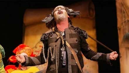 Juan Carlos Aragón cantando con La BAnda del Capitán veneno