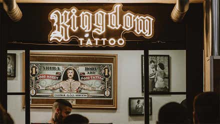 La tienda que tuvo que dejar su local a un futuro hotel arranca nueva andadura con fiesta de inauguración