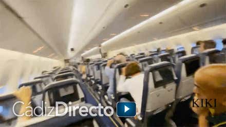 Interior del avión del Cádiz CF durante el aterrizaje de emergencia en Sevilla.