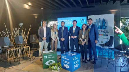 Fran González, entre los participantes en el Encuentro de Economía Azul celebrado en Málaga.