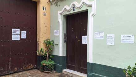 El portal de Mesón, 9, en el barrio del Pópulo.