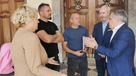 Óscar Torres y José Ramón Ortega, durante su reunión con los representantes de los trabajadores este viernes.