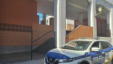 Los soportales de Capuchinos amanecen vallados y con vigilancia tras los últimos incidentes