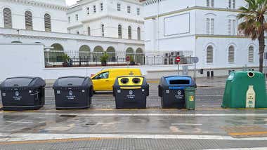 Cádiz intensifica la limpieza con controles, multas y concienciación