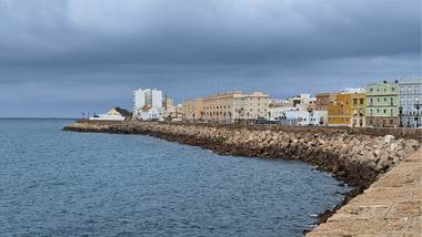Jueves nuboso y cambios en el tiempo para el fin de semana: la previsión en Cádiz