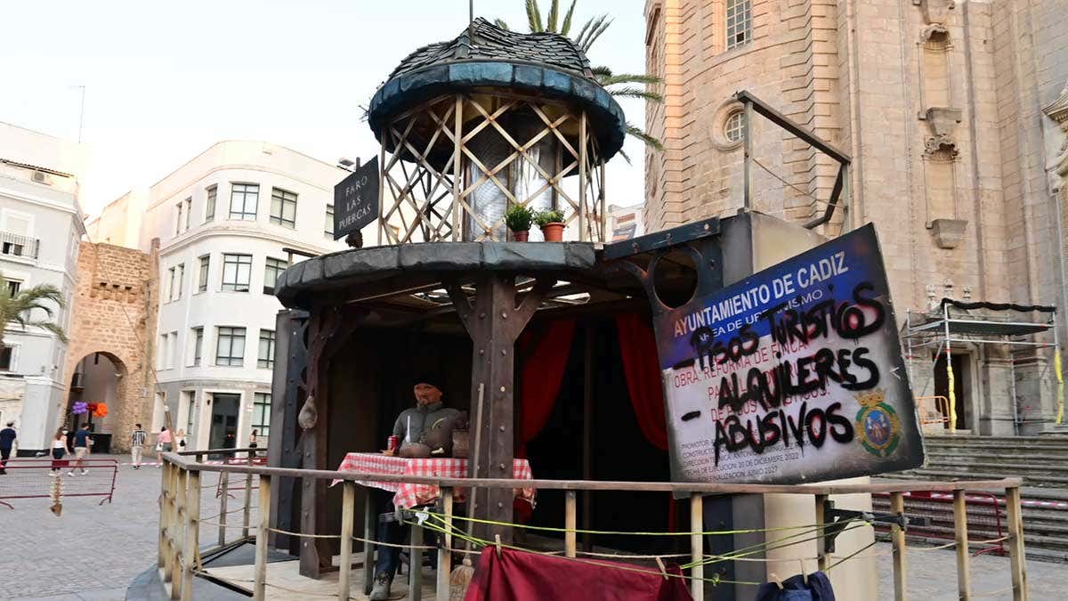 Entre el asombro y la oportunidad por el uso de escenografía de Carnaval como 'Juanillos' en Cádiz