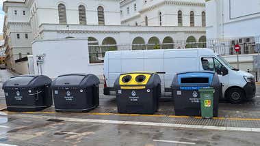 El Ayuntamiento de Cádiz espera completar este mes la instalación de nuevos contenedores de basura