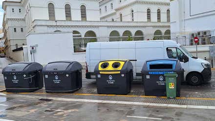 El Ayuntamiento de Cádiz espera completar este mes la instalación de nuevos contenedores de basura