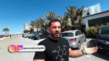 El 'influencer' que critica a Ángel León y come la tortillita de camarones con cuchillo y tenedor