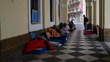 Personas sin hogar que estaban en los soportales de Capuchinos se trasladan a los bajos del Ayuntamiento de Cádiz