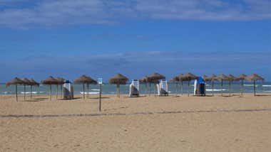 Cádiz comenzará su temporada alta de playas sin servicio de sombrillas y hamacas