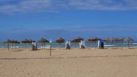 Cádiz comenzará su temporada alta de playas sin servicio de sombrillas y hamacas