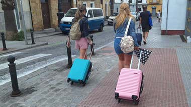 Cádiz Resiste califica de “medida falsa y cosmética” la suspensión de licencias de viviendas turísticas en el centro