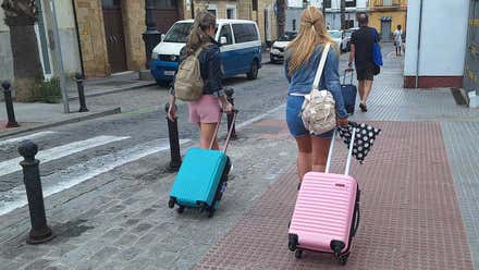 Cádiz Resiste califica de “medida falsa y cosmética” la suspensión de licencias de viviendas turísticas en el centro