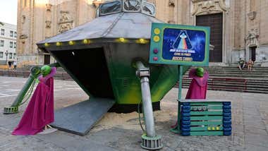 Entre el asombro y la oportunidad por el uso de escenografía de Carnaval como 'Juanillos' en Cádiz