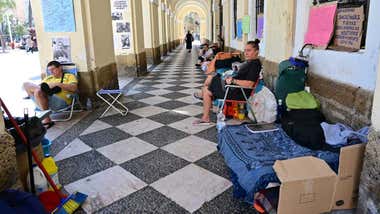 Despertares y Nadie sin Hogar denuncian “acoso” a las personas sin hogar acampadas en el Ayuntamiento de Cádiz