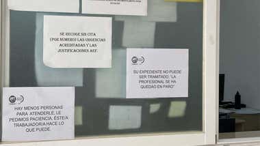 Los centros de Servicios Sociales de Cádiz se llenan de carteles por la falta de personal