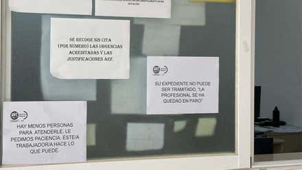 Los centros de Servicios Sociales de Cádiz se llenan de carteles por la falta de personal