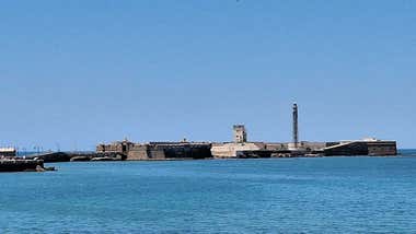 Castillo de San Sebastián desde la playa de La Playa de la Caleta en una imagen lejana y en altura